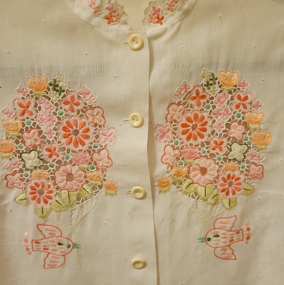 Vintage embroidered swallow bird floral peek-a-boo top with scalloped edges - Picture 2 of 10